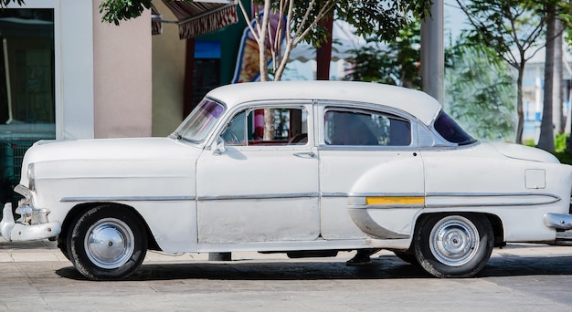 Foto coche clásico estadounidense en la calle de la habana, cuba