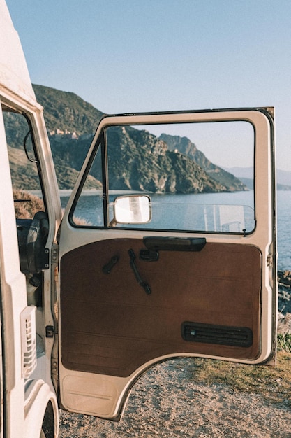 Coche clásico con paisaje