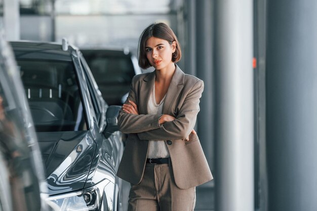 Coche de color negro La mujer está en el interior cerca de un automóvil nuevo en el interior