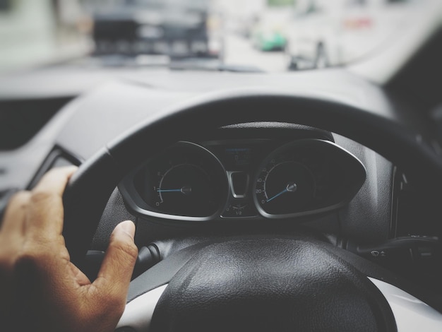 Foto coche de conducción de mano recortado