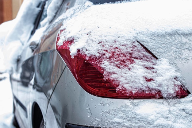 Coche congelado cubierto de nieve Carretera de invierno Peligro de conducción en invierno Eliminación de nieve del coche Situación de tráfico peligrosa