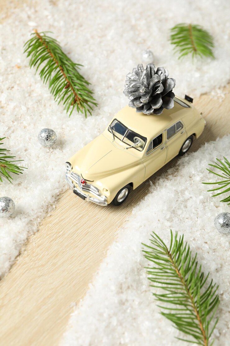 Coche con un cono y decoración de Año Nuevo