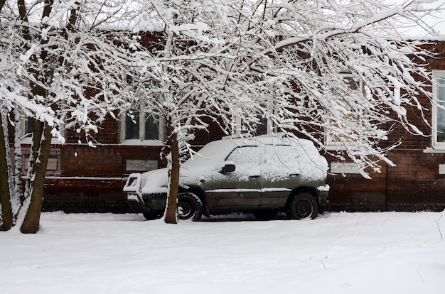 Coche cubierto de una gruesa capa de nieve.