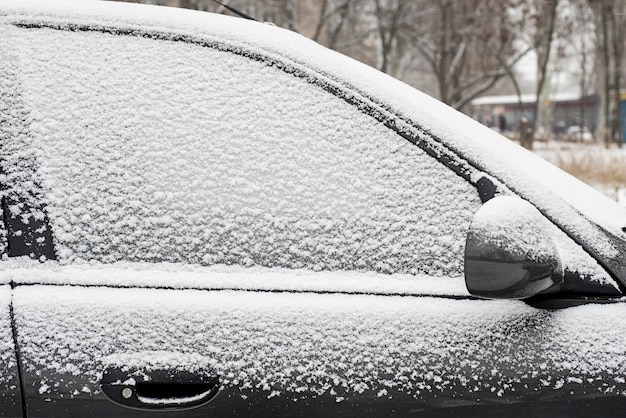 Foto coche cubierto de nieve blanca fresca en un vehículo de día de invierno cubierta de nieve