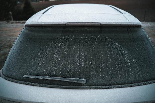 Coche cubierto de nieve congelada ventana trasera vehículo invierno
