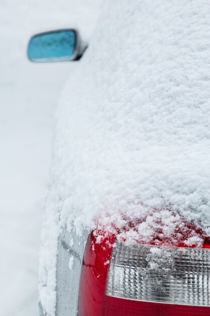 Coche cubierto de nieve