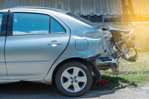 Foto coche dañado en la carretera