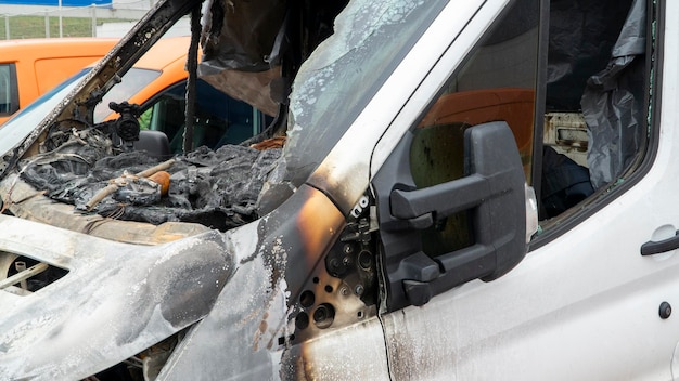 Coche dañado por incendio provocado de coches