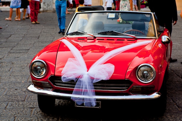 Coche decorado para una boda.