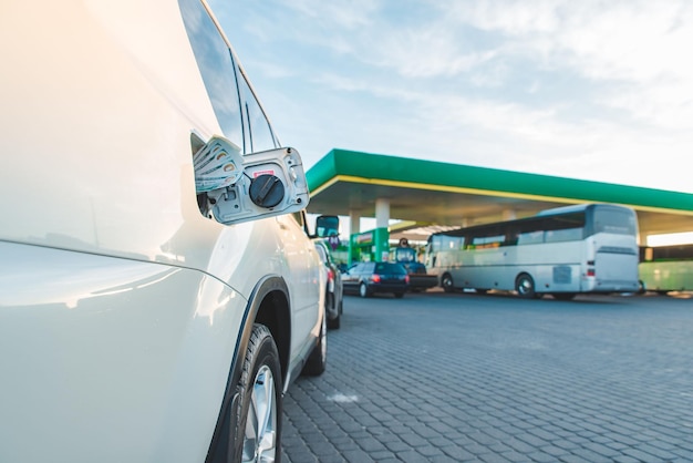 coche con dinero en la gasolinera de tanque en el espacio de copia de fondo