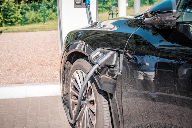 El coche eléctrico se carga en la estación.