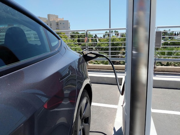 Coche eléctrico conectado para cargar la batería