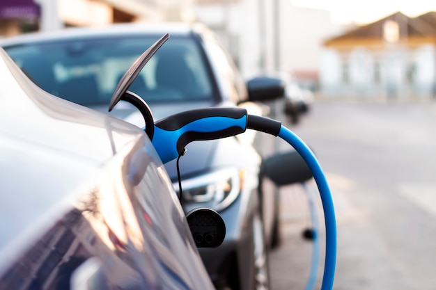 Coche eléctrico enchufado para cargar.