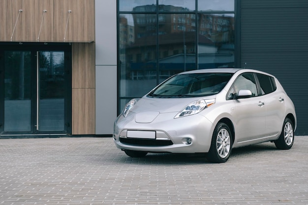 Coche eléctrico moderno. Carga de vehículos eléctricos en una estación en el estacionamiento.