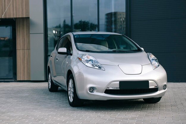 Coche eléctrico moderno. Carga de vehículos eléctricos en una estación en el estacionamiento.