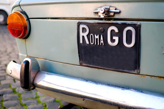 Foto coche elegante en la calle de roma con romago