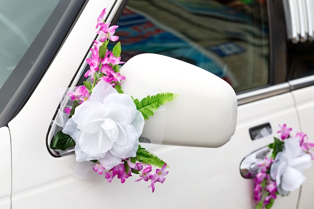 El coche elegante para la celebración de una boda