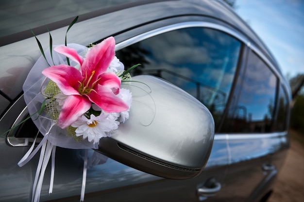 El coche elegante para la celebración de una boda