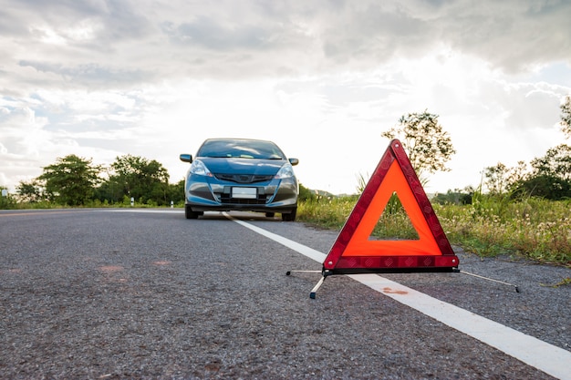 Coche de emergencia, estado de ánimo estresante durante las horas de la tarde. A lo largo del camino local, Car se descompuso y esperando la ayuda de alguien.