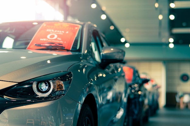 Coche de enfoque selectivo estacionado en la sala de exposición de lujo Oficina del concesionario de automóviles Coche nuevo estacionado en la sala de exposición