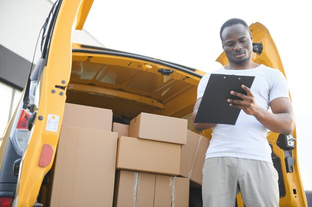 Coche de entrega logística y hombre con portapapeles o lista de verificación para distribución de productos en stock o información de envío