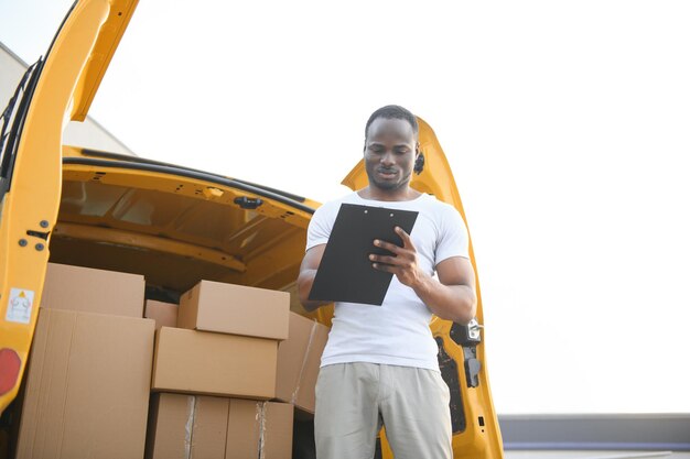 Coche de entrega logística y hombre con portapapeles o lista de verificación para distribución de productos en stock o información de envío