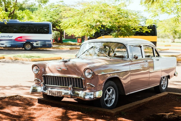 Foto coche de época retro clásico en la habana vieja cuba