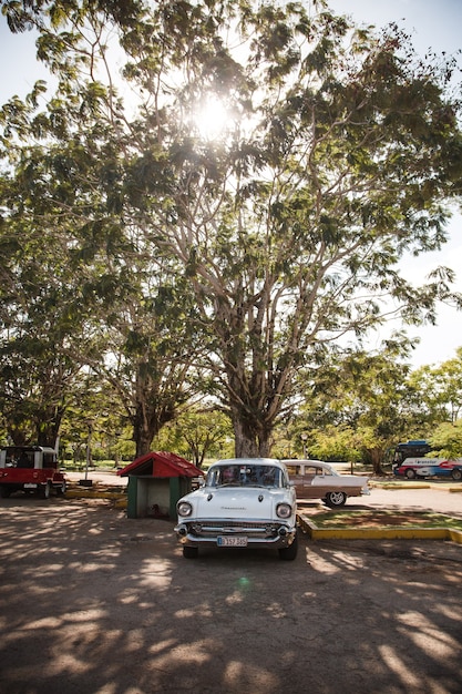 Coche de época retro clásico en la habana vieja cuba