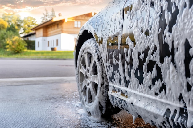 Coche en espuma activa en un lavado de coches de autoservicio