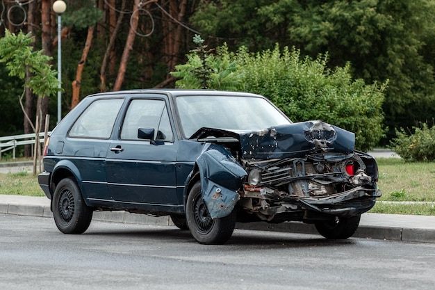 El coche está aparcado después del accidente, el capó está roto, las consecuencias de la falta de atención en las carreteras.