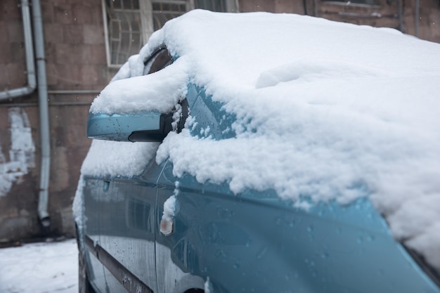 El coche está cubierto de nieve.