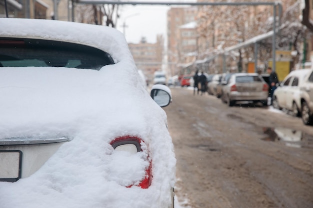 El coche está cubierto de nieve.