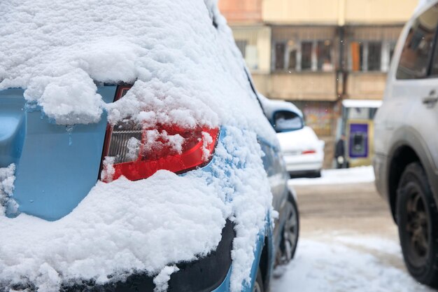 El coche está cubierto de nieve.