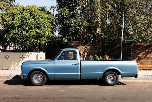 Foto coche estacionado en la carretera