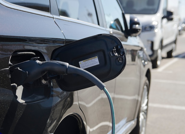 Coche EV o vehículo eléctrico en el cable de la estación de carga