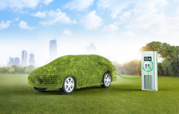 Coche ev verde o vehículo eléctrico de hierba frondosa que se recarga en la estación