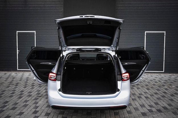 Coche familiar elegante y espacioso Interior del coche moderno detalles de aluminio negro controles