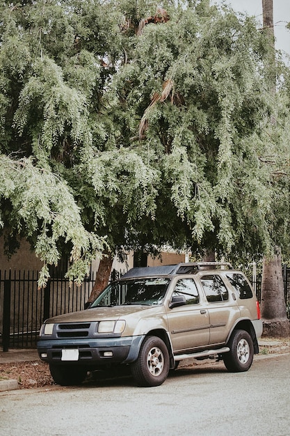 Coche familiar estacionado en el centro de Los Ángeles