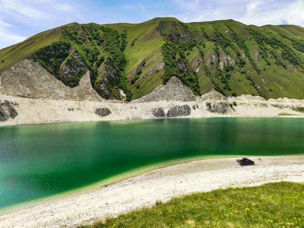 Un coche en el fondo del lago Kezenoyam en las montañas del Cáucaso en Chechenia Rusia junio de 2021