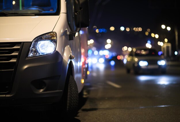 Coche en el fondo de la noche