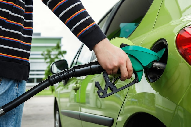 Coche en gasolinera