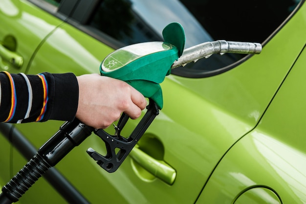 Coche en gasolinera