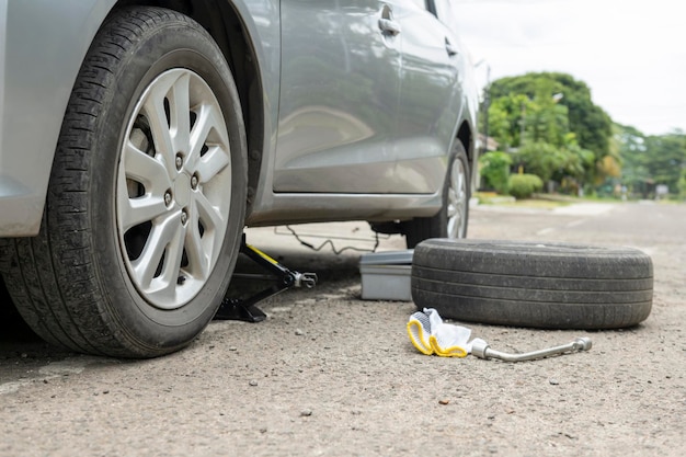 Coche con gato y llave para cambiar neumáticos