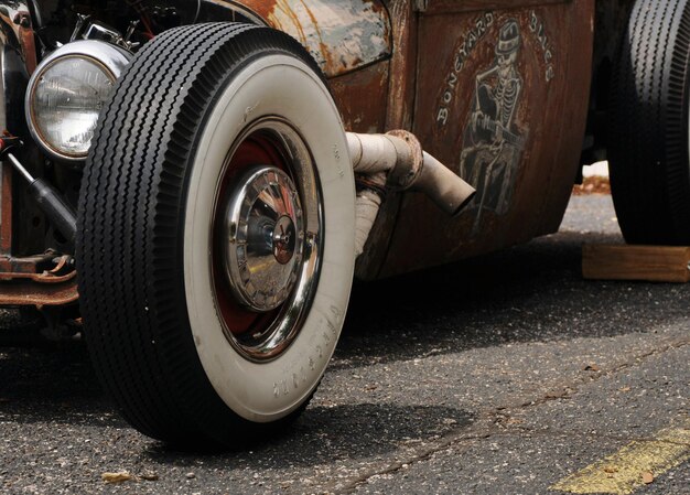 Coche de hot rod en la carretera