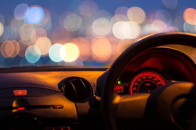 Coche interior con luces bokeh de atasco en la noche para el fondo