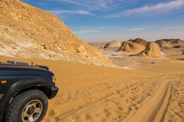 Coche jeep en el desierto del Sahara, safari por el desierto en Egipto