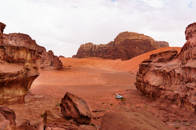 Coche jeep safari en el desierto de Wadi Rum Jordania Oriente Medio El Valle de la Luna Arena naranja