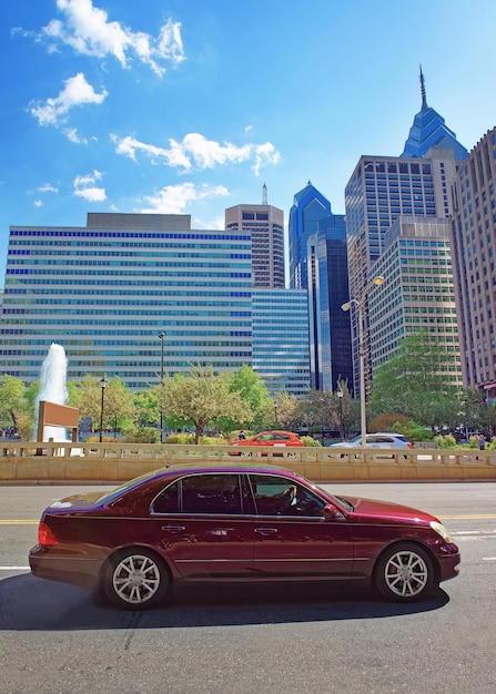 Coche en JFK boulevard y Penn Center con horizonte de rascacielos en Filadelfia, Pensilvania, Estados Unidos. Es un distrito central de negocios en Filadelfia.