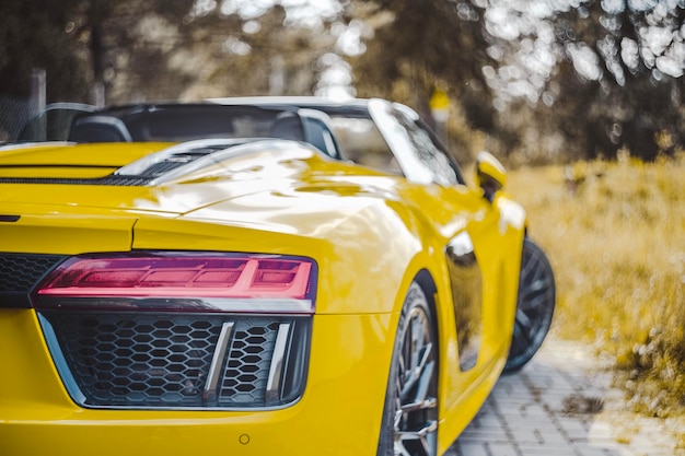 Foto coche de juguete amarillo