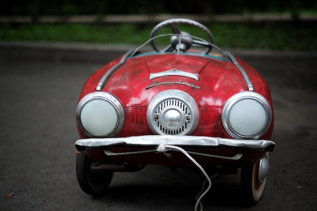 Foto coche de juguete anticuado en la calle